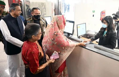 টিকিট কাটছেন প্রধানমন্ত্রী শেখ হাসিনা। ছবি: ফোকাস বাংলা