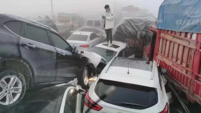 চীনের স্থানীয় আবহাওয়া অফিস জানিয়েছে, বুধবার সকালে কুয়াশার কারণে দৃশ্যমানতা ২০০ মিটারে নেমে আসে।