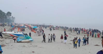 কুয়াকাটা সমুদ্র সৈকতে ভিড় জমিয়েছে পর্যটকরা। ছবি: ইত্তেফাক