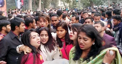 মঞ্চ ভেঙে পড়ে আহত হয়েছেন নাত্রী নেত্রী। ছবি: ফোকাস বাংলা