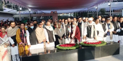 Awami League pays tribute to the portrait of Bangabandhu Sheikh Mujibur Rahman.  Photo: Focus Bangla