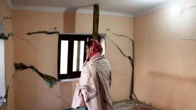 শুধু জোশীমঠ নয়, তার নিচের কিছু এলাকাতেও বাড়িতে পাটল দেখা দিয়েছে।