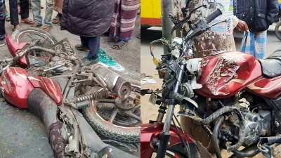 মোটরসাইকেল থামিয়ে দাঁড়িয়ে থাকা ৩ যুবককে পিষে মারলো বাস। সংগৃহীত ছবি