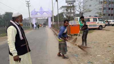 বরিশালে শের-ই-বাংলা মেডিক্যাল কলেজ হাসপাতালে চলছে পরিচ্ছন্ন অভিযান। ছবি: ইত্তেফাক