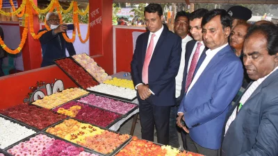 ফুলমেলার দোকান পরিদর্শন করেন জেলা প্রশাসক। ছবি: ইত্তেফাক