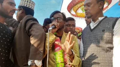 উপহারের গাড়ি পাওয়ার পর বক্তব্য দিচ্ছেন হিরো আলম। ছবি: ইত্তেফাক