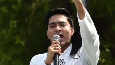 ওদিকে উত্তরবঙ্গ সীমান্ত অঞ্চলে ডিসেম্বর মাসে বিএসএফের গুলিতে এক ভারতীয় গ্রামবাসীর নিহত হওয়া নিয়ে শনিবার সরব হয়েছেন তৃণমূল কংগ্রেস দলের সর্বভারতীয় সাধারণ সম্পাদক অভিষেক ব্যানার্জী।