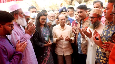 দোয়া ও মোনাজাত করছেন জাতীয় পার্টি-জেপি’র চেয়ারম্যান আনোয়ার হোসেন মঞ্জু এমপি। ছবি: ইত্তেফাক