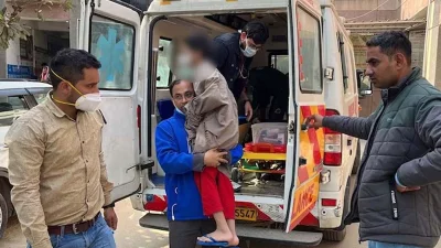 খবরে জানানো হয়, নারী ও শিশুটিকে উদ্ধারের পর হাসপাতালে পাঠানো হয়েছে।