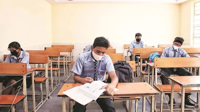 পশ্চিমবঙ্গের স্কুলগুলোতে এখন পরীক্ষার মরশুম চলছে।