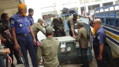 ইলেকট্রনিক ভোটিং মেশিন বা ইভিএমের মাধ্যমে নির্বাচন অনুষ্ঠিত হবে। ছবি: ইত্তেফাক