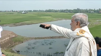 বিনামূল্যে বীজ ও সার বিতরণ শেষে হাওড়ের জমি পরিবদর্শন পরিকল্পনা মন্ত্রী। ছবি: ইত্তেফাক