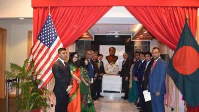 স্বাধীনতা দিবসে যুক্তরাষ্ট্রের ওয়াশিংটনে বঙ্গবন্ধু শেখ মুজিবুর রহমানের আবক্ষ মূর্তিতে পুষ্পস্তবক অর্পণ। সৌজন্য ছবি 