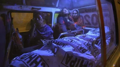 ভিড়ের মধ্যে গরম ও তাড়াহুড়োয় অজ্ঞান হয়ে পড়েন কয়েকজন নারী।