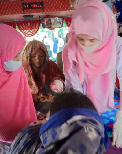 যাত্রীসহ প্রসূতিকে হাসপাতালে নেওয়ার পর শিশুর জন্ম হয়। ছবি: ইত্তেফাক