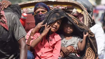 আর বাইরে বেরুলেই টুপি বা গামছা দিয়ে মাথা, কান, নাক ঢেকে বের হচ্ছে সবাই।