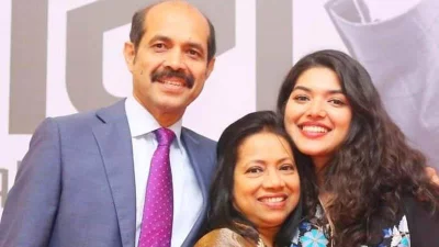 পরিবারের সঙ্গে বুশরা আফরিন। 