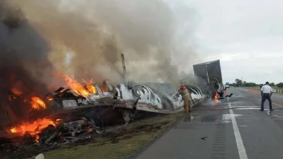 প্রাদেশিক রাজধানী সিউদাদ ভিক্টোরিয়া থেকে আধা ঘণ্টা দূরে দুটি গাড়ির মুখোমুখি সংঘর্ষ হয় এবং আগুন ধরে যায়।