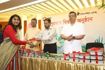 বিজয়ীদের হাতে পুরস্কার তুলে দেওয়া হচ্ছে। 