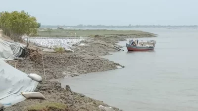 খুলনার দাকোপে দুটি পোল্ডারে ১২ পয়েন্টে জিওব্যাগ ফেলা হচ্ছে। ছবি: ইত্তেফাক 