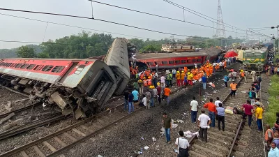 ভারতের বালেশ্বরে ভয়াবহ ট্রেন দুর্ঘটনা