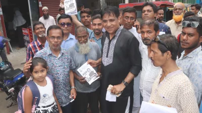 প্রচারণা করেছেন লাঙল প্রতীকের প্রার্থী ইকবাল হোসেন তাপস। ছবি: ইত্তেফাক 