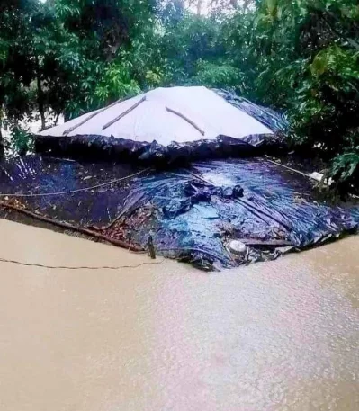 কোথাও কোথাও এখনও বন্যার পানি রয়েছে। ছবি: ইত্তেফাক 
