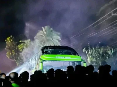 পুড়ে যাওয়া বাস। ছবি: ইত্তেফাক 