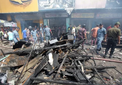 মোহাম্মদপুরের কৃষি মার্কেটে ভয়াবহ আগুনে পুড়েছে বহু দোকানপাট। ছবি: ফোকাস বাংলা