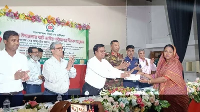 কলাপাড়ার ১২টি ইউনিয়ন ও দুইটি পৌরসভার ভোটারদের স্মার্ট কার্ড বিতরণ কার্যক্রম। ছবি: ইত্তেফাক