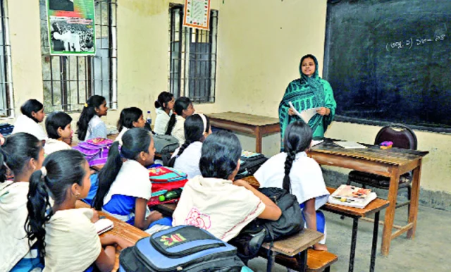 প্রাথমিক বিদ্যালয়ে প্রধান শিক্ষক ও সহকারী শিক্ষক