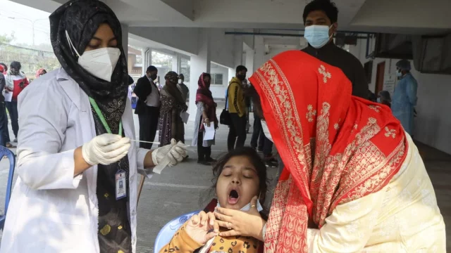 মুগদা মেডিকেল কলেজ ও হাসপাতালে করোনার টেষ্টের ছবি।  আব্দুল গনি।