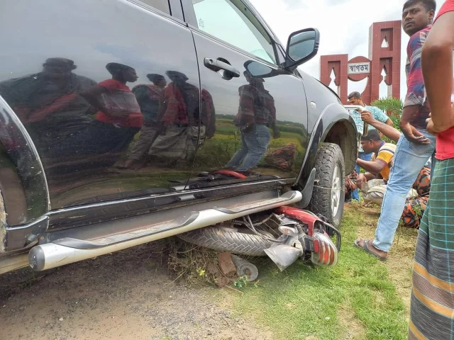 নাটোরে ইউএনও গাড়ির সাথে সাংবাদিকের গাড়ির মুখোমুখি সংঘর্ষ ০৯.০৫.২০২২-১(২)