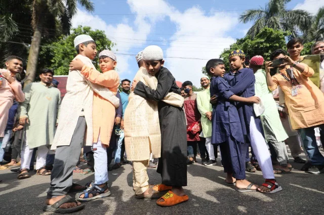 ছোট-বড় সবাই কোলাকুলির মাধ্যমে ঈদের শুভেচ্ছা বিনিময় করেন।