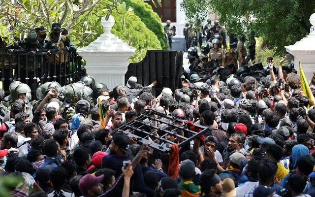 srilanka-pm-office-protest-1330722-02