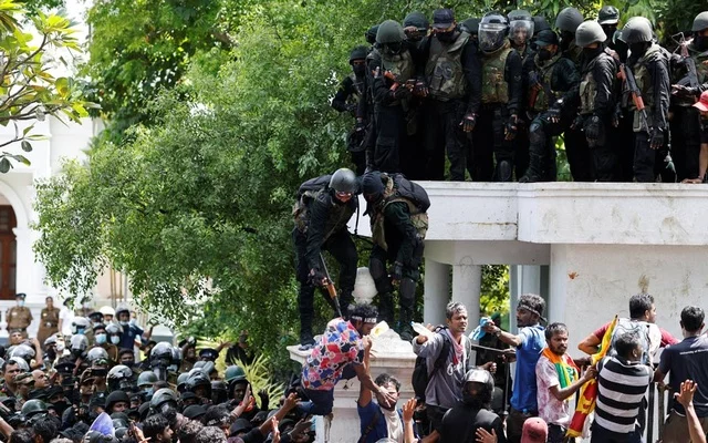 srilanka-pm-office-protest-1330722-01