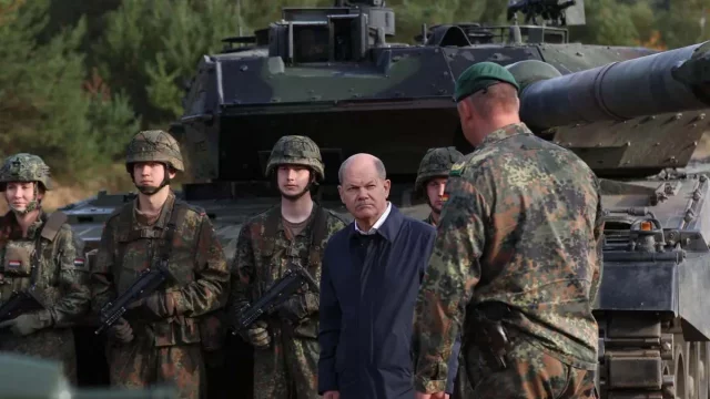 দীর্ঘ টালবাহানার পর ইউক্রেনকে ১৪টি লেপার্ড-২ ট্যাঙ্ক দেওয়ার কথা ঘোষণা করেছে জার্মানি।