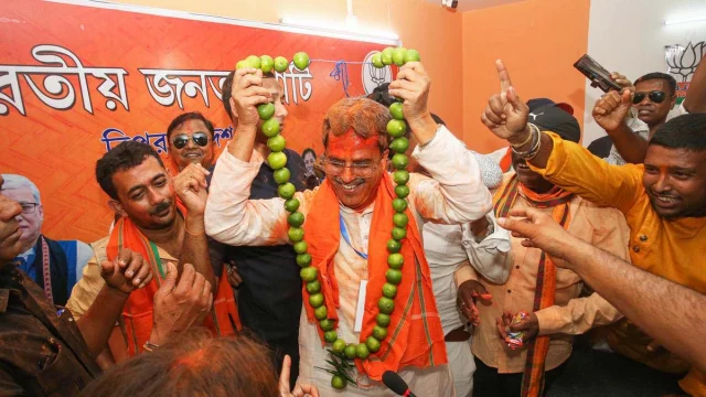 নাগাল্যান্ডে বিজেপি ১২টি ও তাদের পুরনো শরিক দল এনডিপিপি ২৫টি আসন পেয়েছে, ফলে ৬০ আসনের বিধানসভায় তারা সরকার গড়ছে অনায়াসেই।