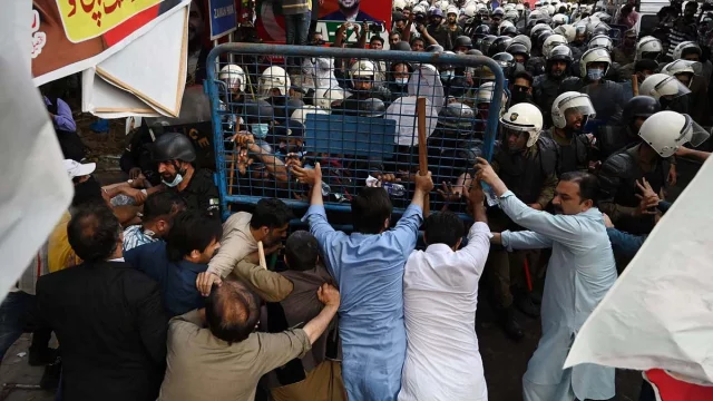 ইমরান খানকে গ্রেফতার করতে গত ১৪ ঘণ্টা ধরে চেষ্টা চালাচ্ছে পুলিশ।