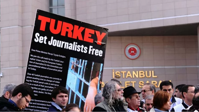 তুরস্কের কারাগারে ৩৫ জন সাংবাদিক জীবন কাটাচ্ছেন।