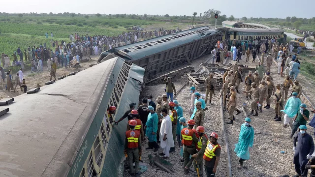 পাকিস্তানে ট্রেন দুর্ঘটনা