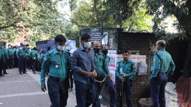আদালতে নেওয়া হচ্ছে এক আসামিকে। ছবি: আব্দুল গনি