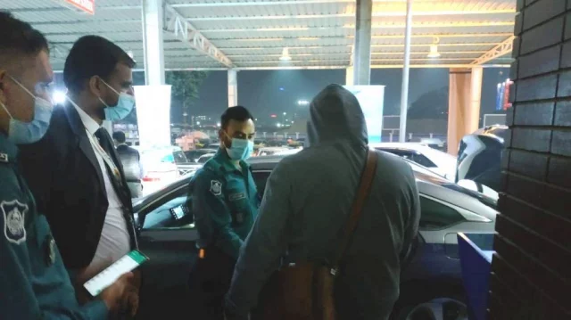 বিমানবন্দর ছাড়ছেন মুরাদ। ছবি: সংগৃহীত