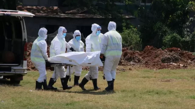 করোনায় মৃতদের দাফান করা হচ্ছে। ছবি: আব্দুল গনি