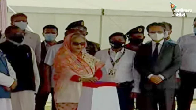 বিদ্যুৎকেন্দ্র উদ্বোধন করছেন প্রধানমন্ত্রী শেখ হাসিনা। ছবি: সংগৃহীত