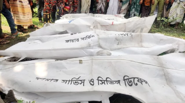 দুর্ঘটনায় নিহতদের লাশ। [ছবি: ইত্তেফাক]