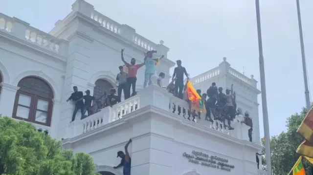 প্রধানমন্ত্রীর অফিসের ছাদে বিক্ষোভকারীরা।