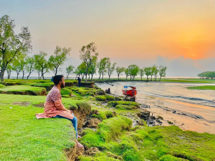 গুলিয়াখালী সি-বিচে পর্যটক