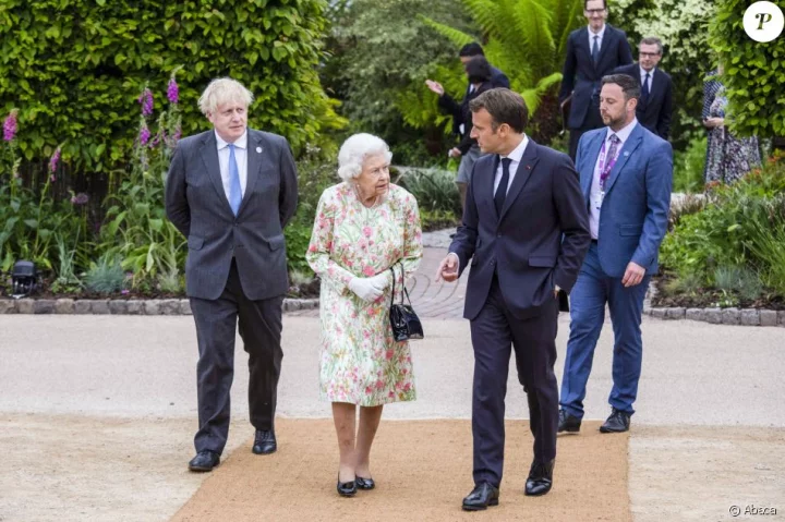 6325420-queen-elizabeth-ii-avec-emmanuel-macron-950x0-2
