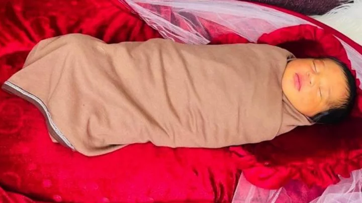 মোবাইল ফোনের আলোতে জন্ম নেওয়া শিশু ওমায়মা